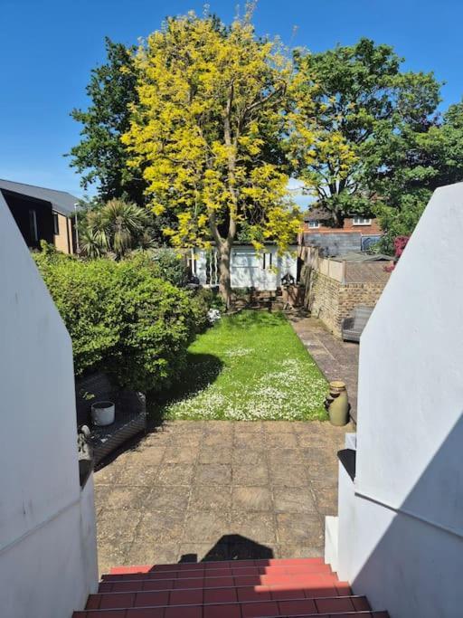 Spacious Seaside Escape In The Heart Of Deal, 4 Mins From The Beach Buitenkant foto