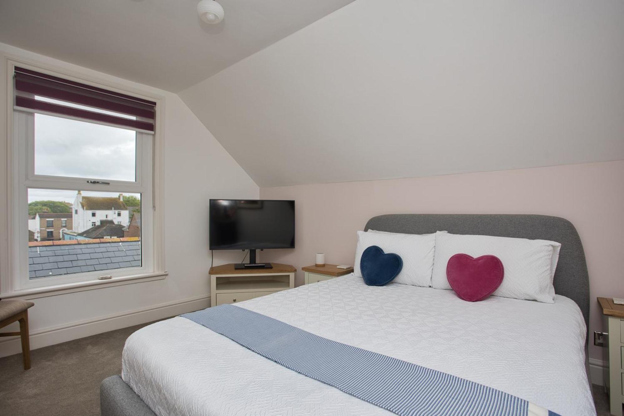 Spacious Seaside Escape In The Heart Of Deal, 4 Mins From The Beach Buitenkant foto