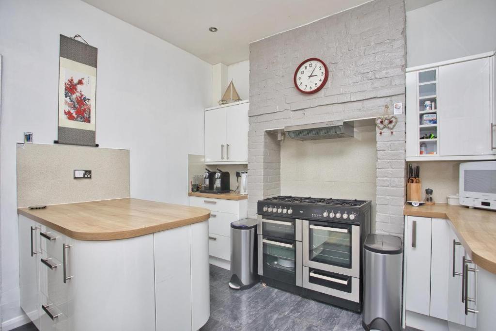 Spacious Seaside Escape In The Heart Of Deal, 4 Mins From The Beach Buitenkant foto