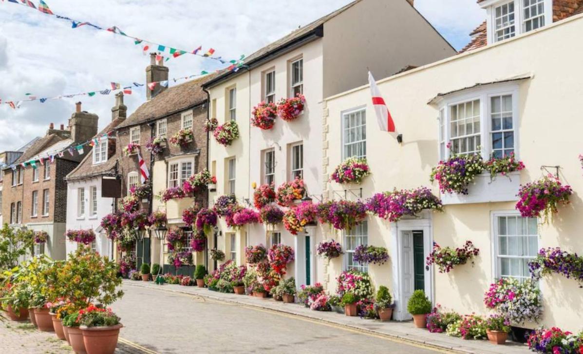 Spacious Seaside Escape In The Heart Of Deal, 4 Mins From The Beach Buitenkant foto